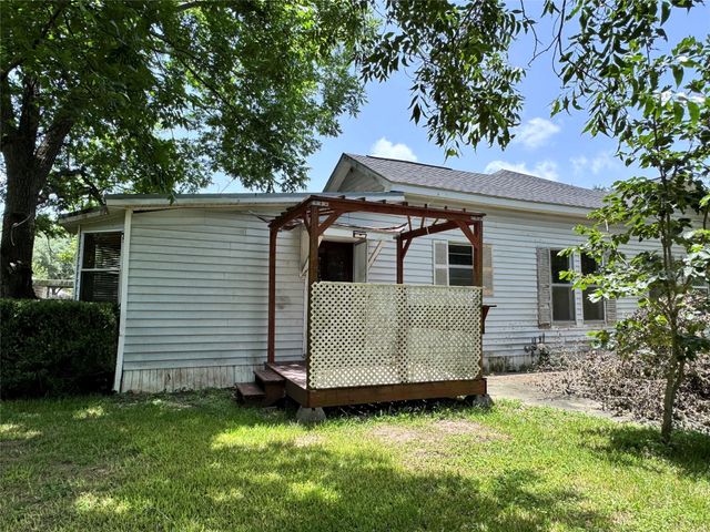 106 W Prairie Avenue, Eagle Lake, TX 77434