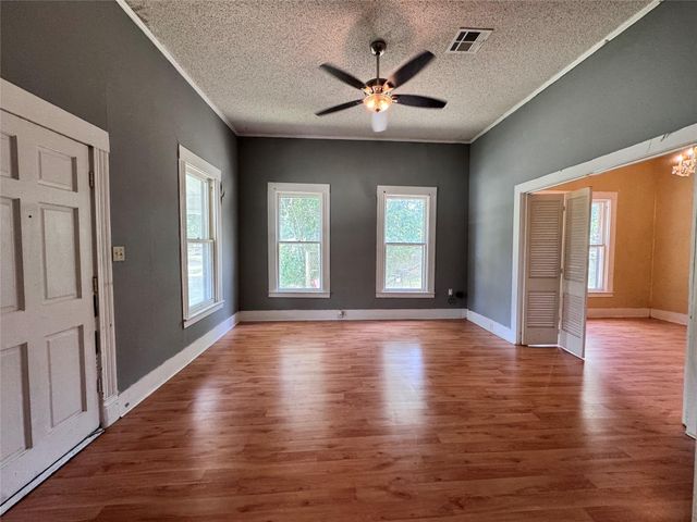 106 W Prairie Avenue, Eagle Lake, TX 77434