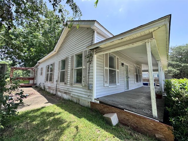 106 W Prairie Avenue, Eagle Lake, TX 77434