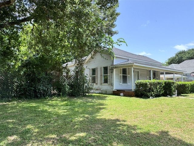 106 W Prairie Avenue, Eagle Lake, TX 77434