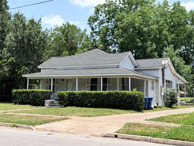 106 W Prairie Avenue, Eagle Lake, TX 77434