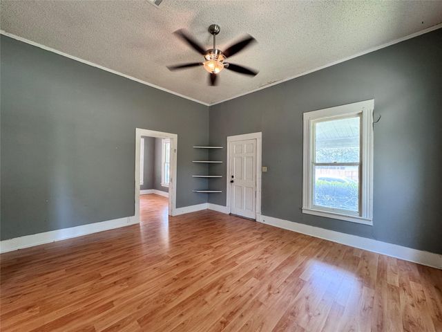 106 W Prairie Avenue, Eagle Lake, TX 77434