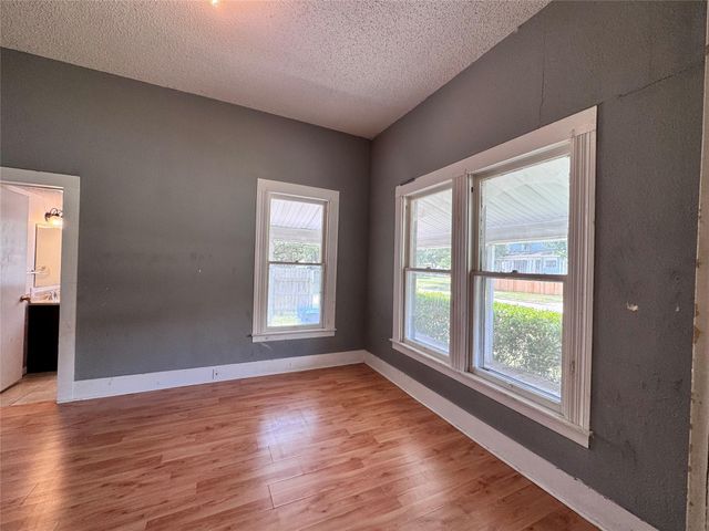 106 W Prairie Avenue, Eagle Lake, TX 77434