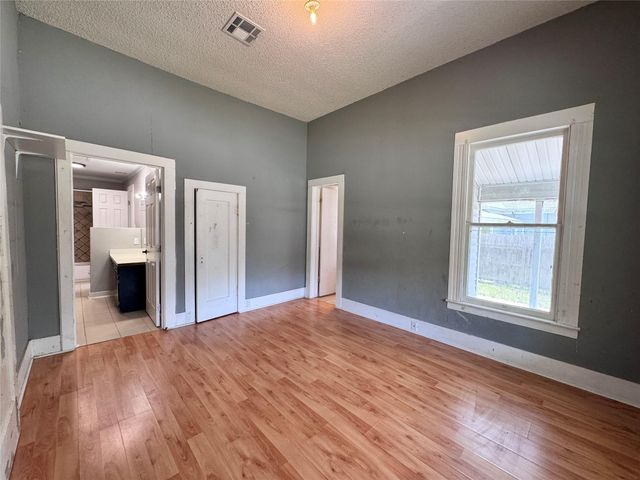106 W Prairie Avenue, Eagle Lake, TX 77434