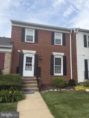 210 LEEDS CT E, Warrenton, VA 20186
