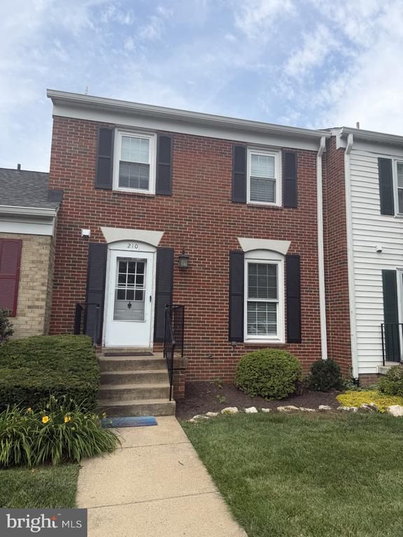 210 LEEDS CT E, Warrenton, VA 20186