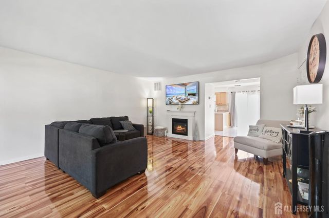 31 Dallenbach Lane, East Brunswick, NJ 08816