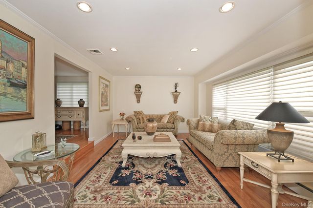 29 Abbot Road, Smithtown, NY 11787