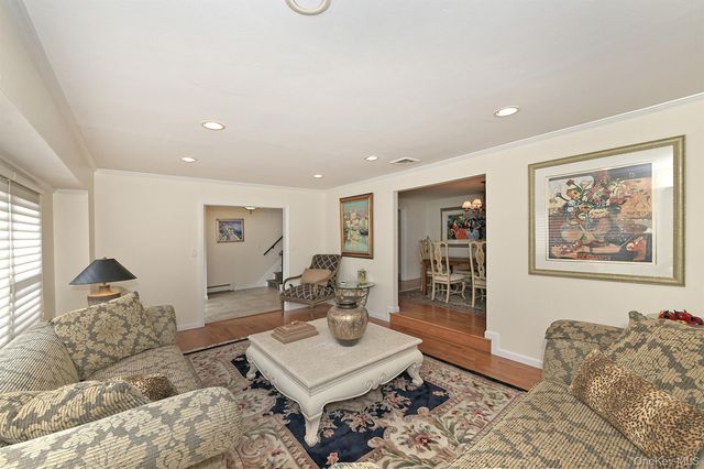 29 Abbot Road, Smithtown, NY 11787