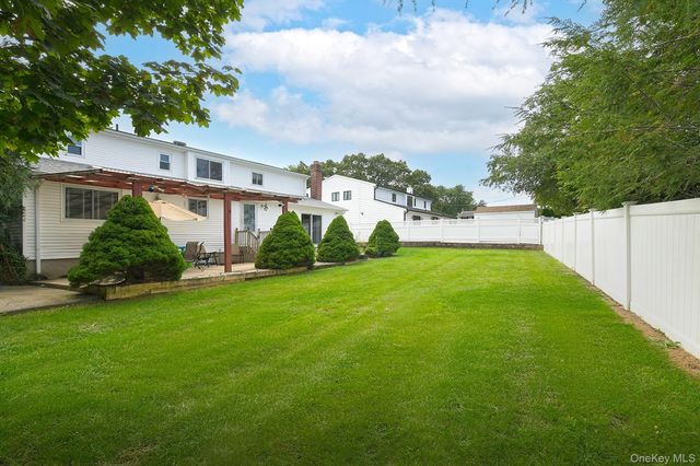 29 Abbot Road, Smithtown, NY 11787