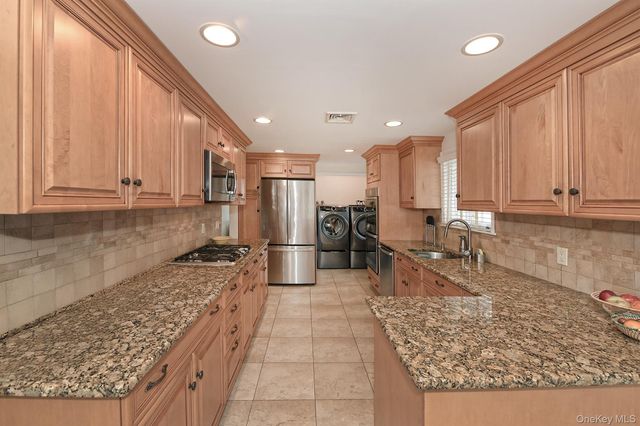 29 Abbot Road, Smithtown, NY 11787