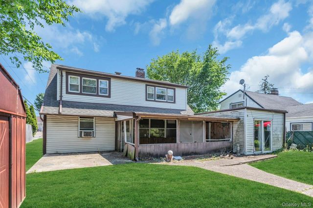 6 Shotgun Lane, Levittown, NY 11756