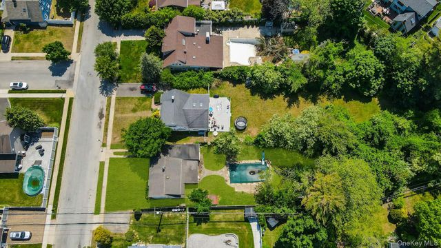 6 Shotgun Lane, Levittown, NY 11756