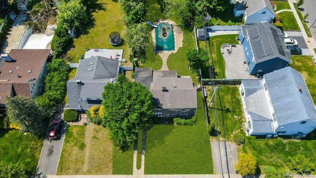 6 Shotgun Lane, Levittown, NY 11756
