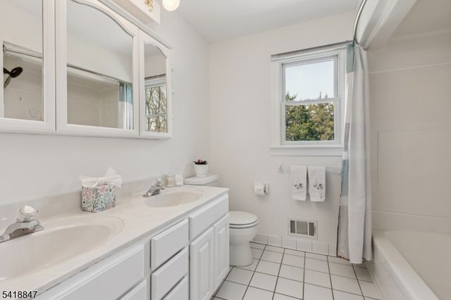 3 Stagecoach Way, Hillsborough Twp., NJ 08844