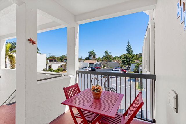 2561 Boundbrook Boulevard 209, Palm Springs, FL 33406