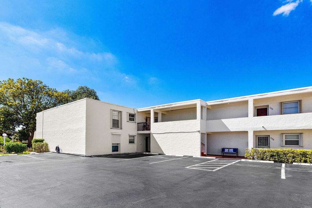 2561 Boundbrook Boulevard 209, Palm Springs, FL 33406