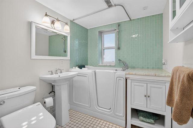 3030 8TH AVENUE N, St Petersburg, FL 33713