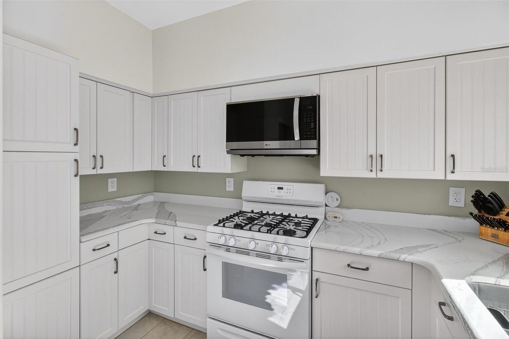 Image 13 of property listing at 3030 8TH AVENUE N, St Petersburg, FL 33713