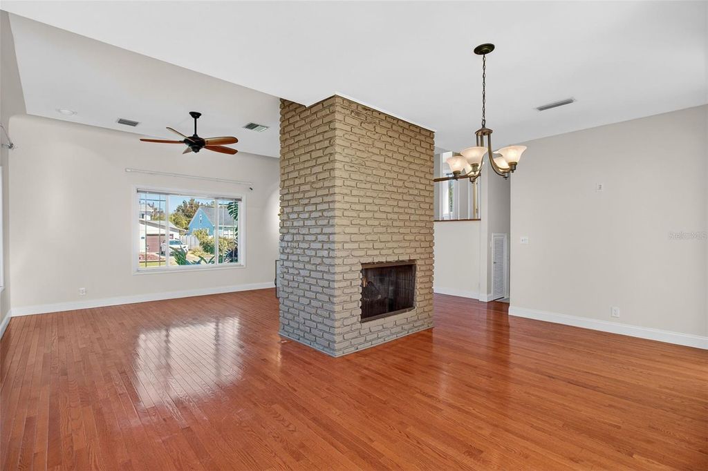 Image 10 of property listing at 3030 8TH AVENUE N, St Petersburg, FL 33713