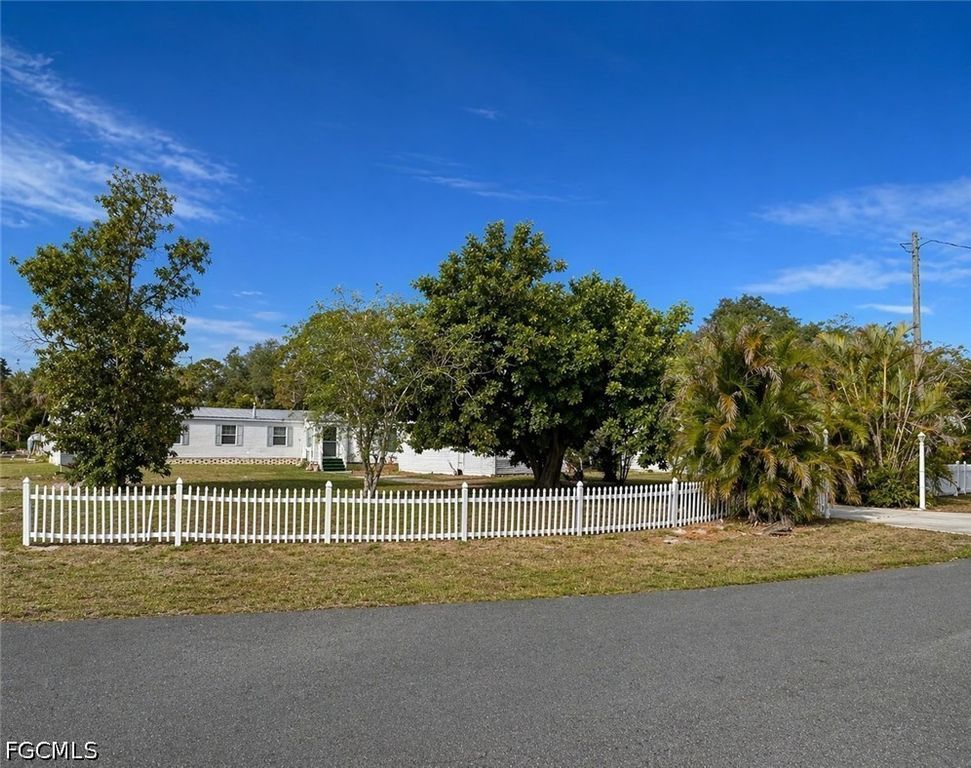 2520 Brownell CT, North Fort Myers, FL 33917