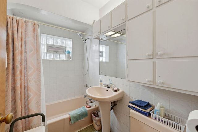 6911 W Niles Terrace, Niles, IL 60714