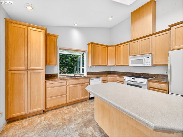 8955 Sw IOWA Dr, Tualatin, OR 97062