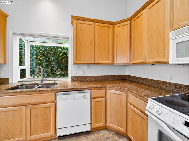 8955 Sw IOWA Dr, Tualatin, OR 97062