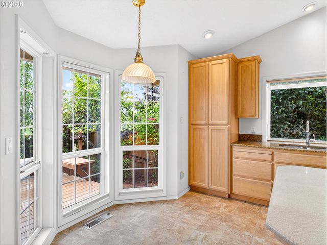 8955 Sw IOWA Dr, Tualatin, OR 97062