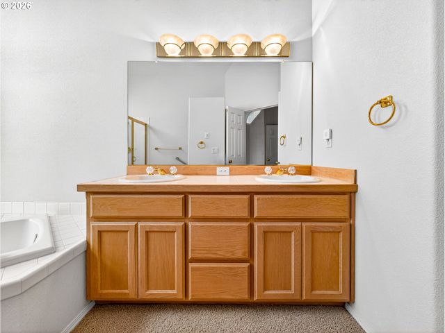 8955 Sw IOWA Dr, Tualatin, OR 97062