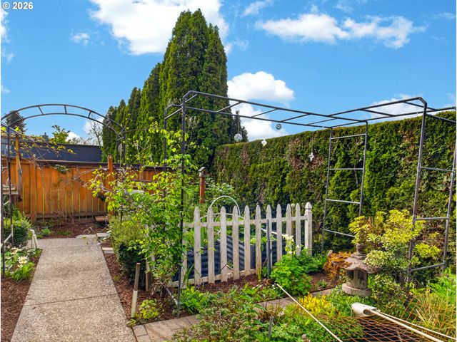 8955 Sw IOWA Dr, Tualatin, OR 97062