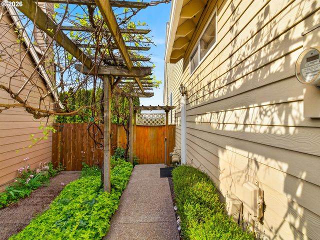 8955 Sw IOWA Dr, Tualatin, OR 97062