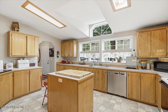 92 E WALROSE LOOP, Hayden, ID 83835