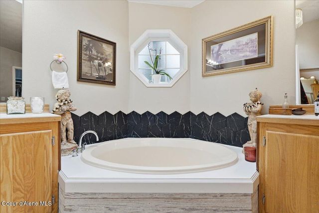 92 E WALROSE LOOP, Hayden, ID 83835