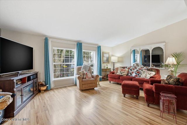 92 E WALROSE LOOP, Hayden, ID 83835