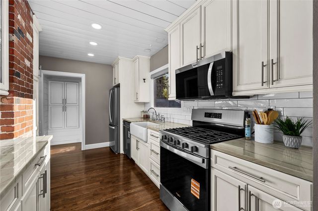 926 Lewis Avenue, Sumner, WA 98390