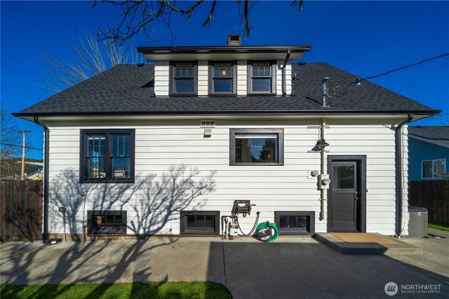 926 Lewis Avenue, Sumner, WA 98390