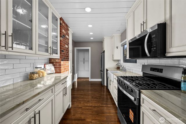 926 Lewis Avenue, Sumner, WA 98390