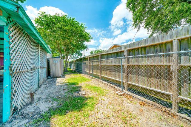 323 Avenue J, Baytown, TX 77520