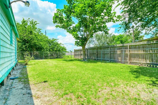 323 Avenue J, Baytown, TX 77520