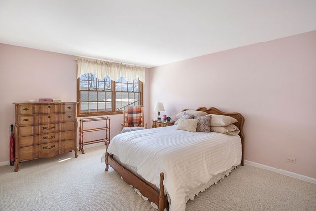 1706 S Chesterfield Drive, Arlington Heights, IL 60005