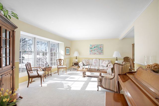 1706 S Chesterfield Drive, Arlington Heights, IL 60005