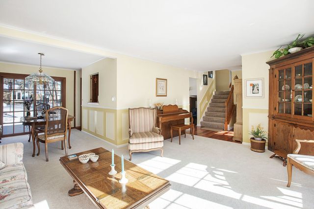 1706 S Chesterfield Drive, Arlington Heights, IL 60005