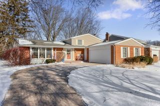 1706 S Chesterfield Drive, Arlington Heights, IL 60005