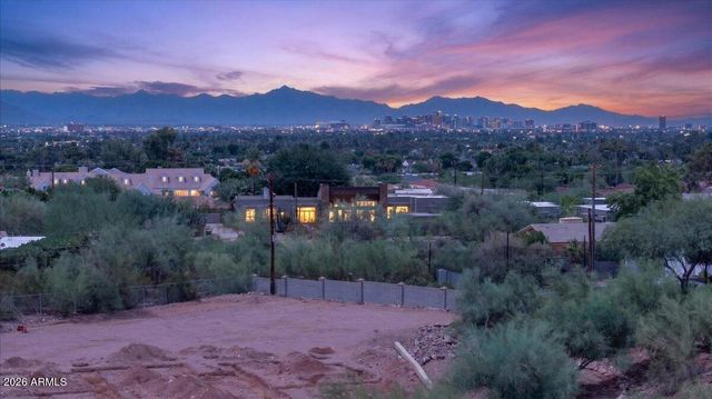 4853 E WHITE GATES Drive 11, Phoenix, AZ 85018