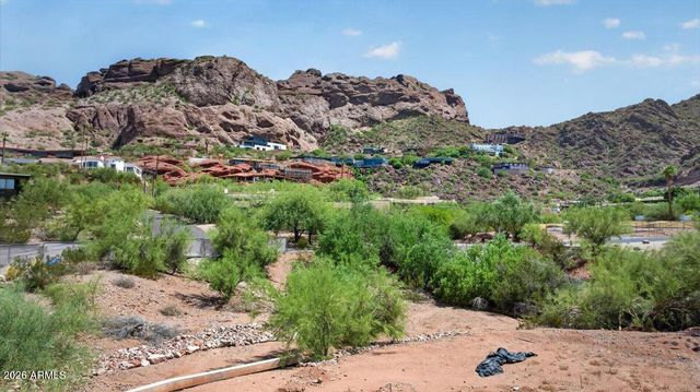 4853 E WHITE GATES Drive 11, Phoenix, AZ 85018