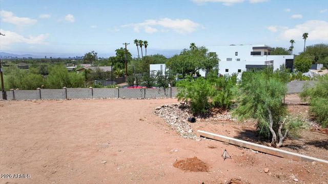 4853 E WHITE GATES Drive 11, Phoenix, AZ 85018