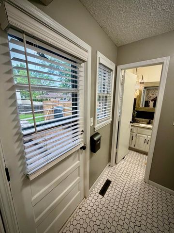 2013 E Swallow Street, Springfield, MO 65804