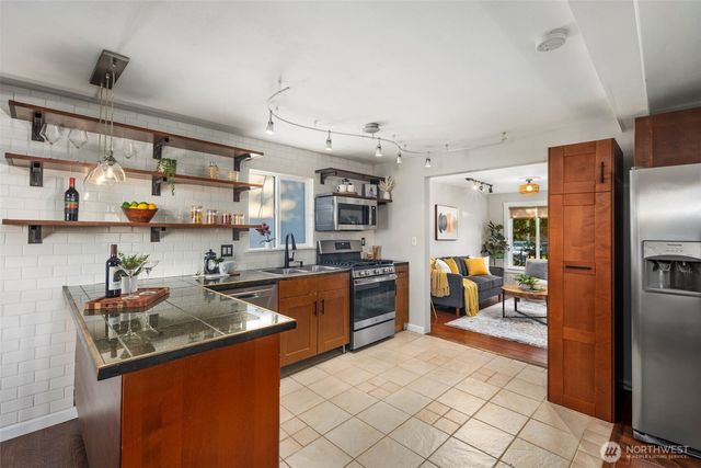 4446 39th Avenue SW, Seattle, WA 98116