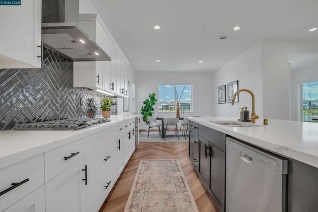 3368 Mulholland Dr, Lathrop, CA 95330